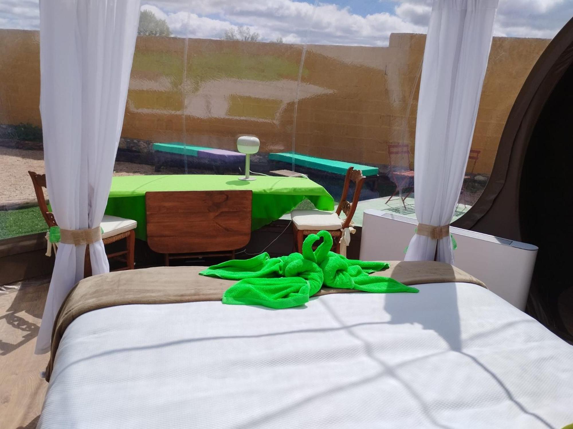 Cosmoveros - Hotel Burbuja Pedraza Eksteriør bilde