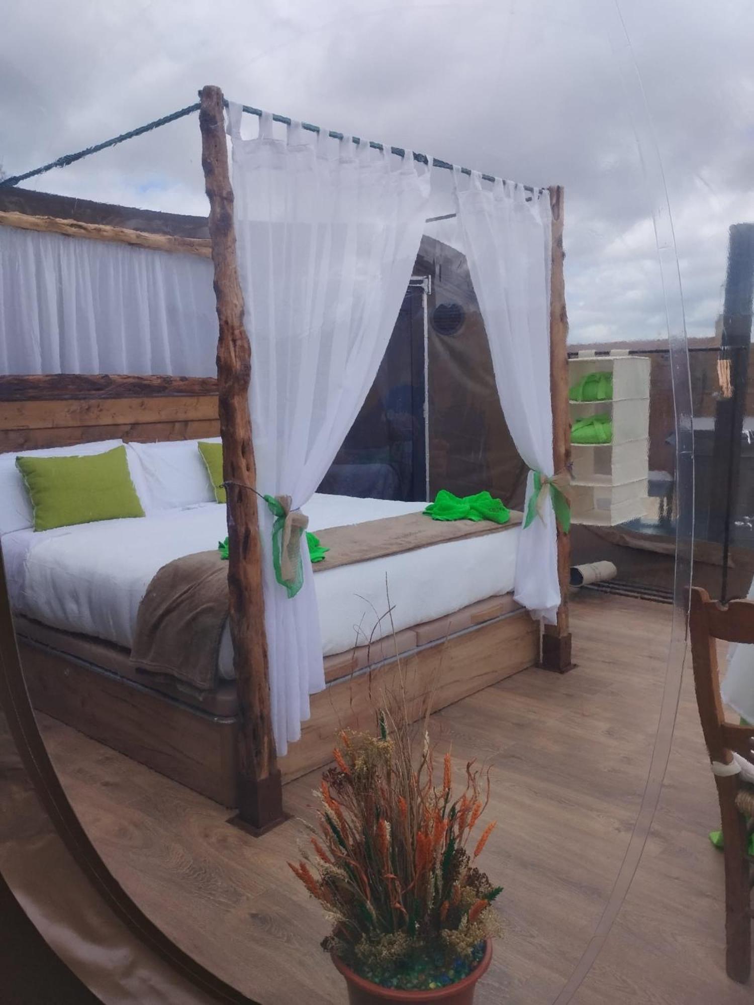 Cosmoveros - Hotel Burbuja Pedraza Eksteriør bilde