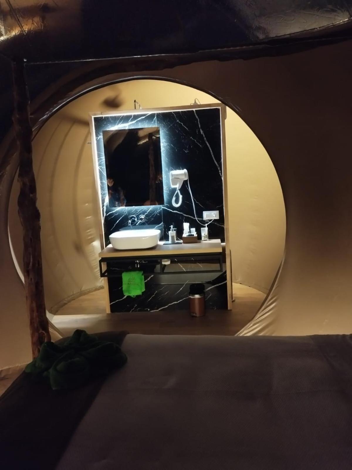Cosmoveros - Hotel Burbuja Pedraza Eksteriør bilde