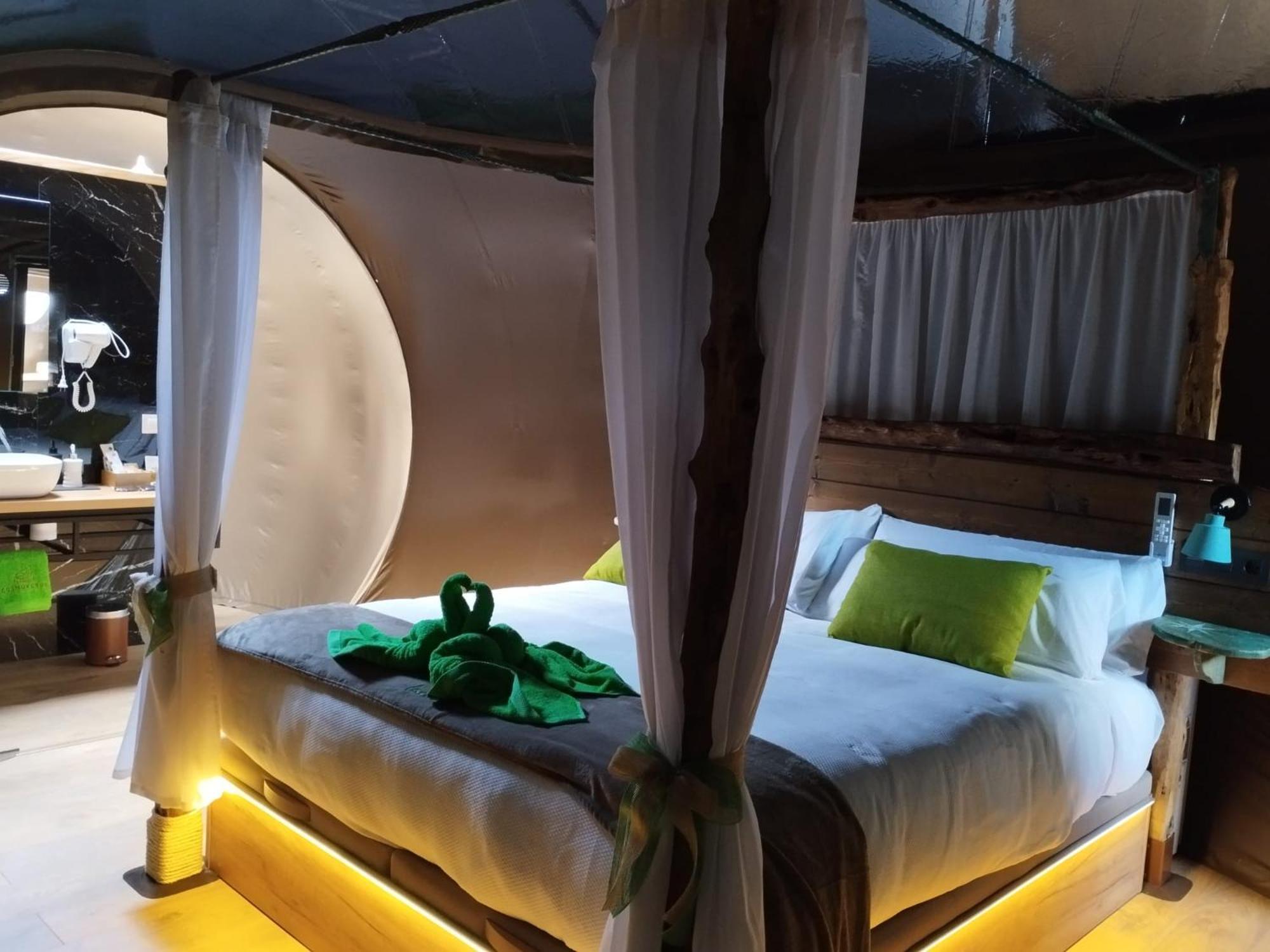 Cosmoveros - Hotel Burbuja Pedraza Eksteriør bilde