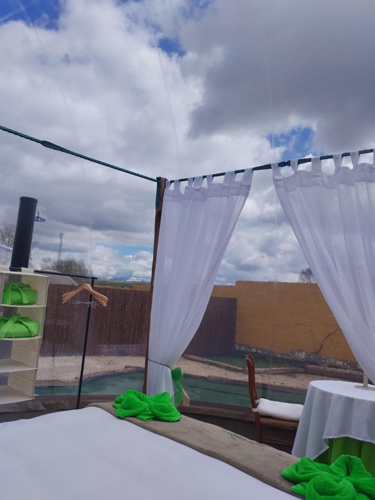 Cosmoveros - Hotel Burbuja Pedraza Eksteriør bilde
