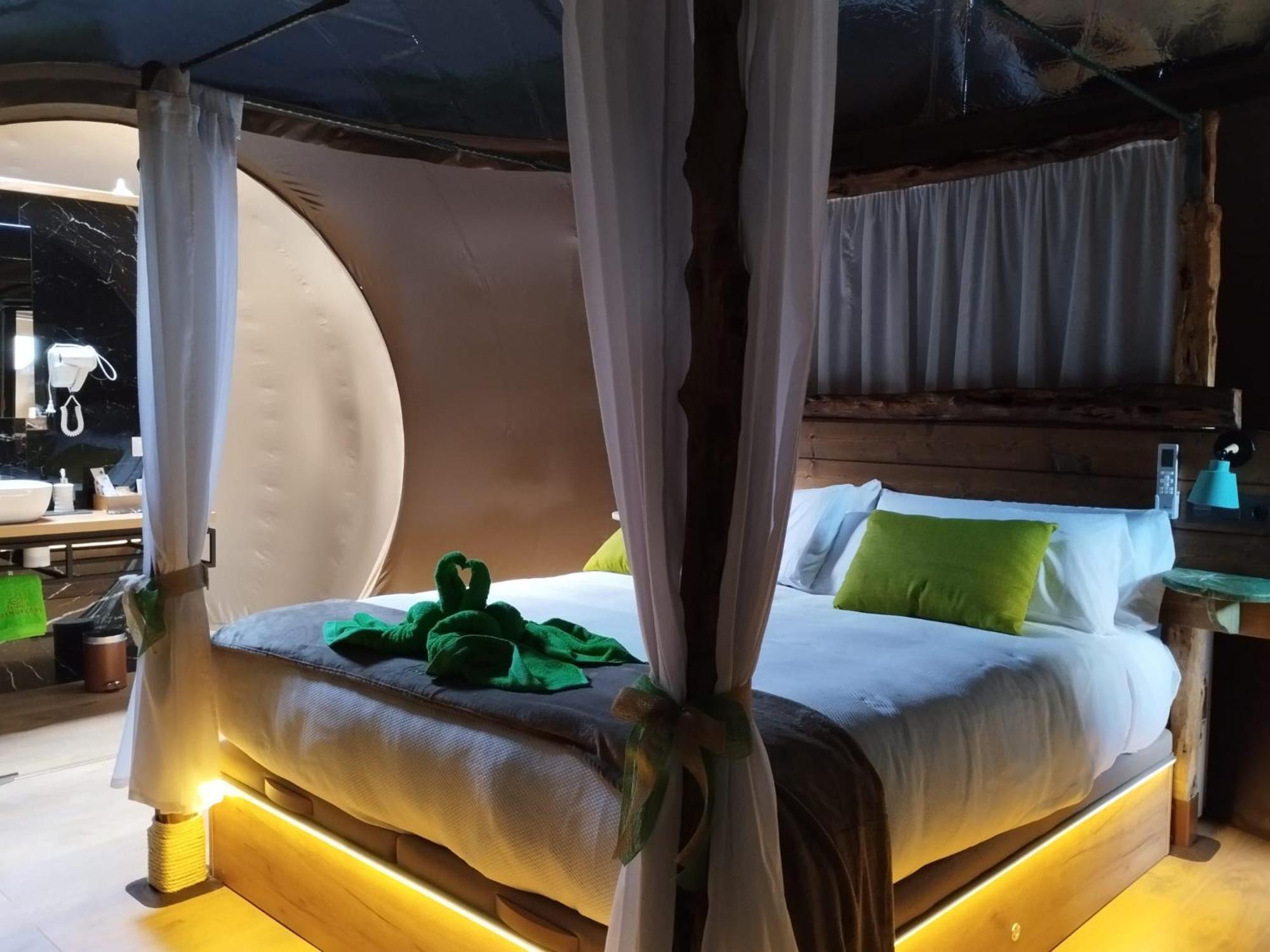 Cosmoveros - Hotel Burbuja Pedraza Eksteriør bilde